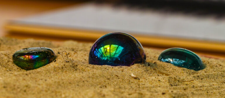 magische Kugeln im Sand