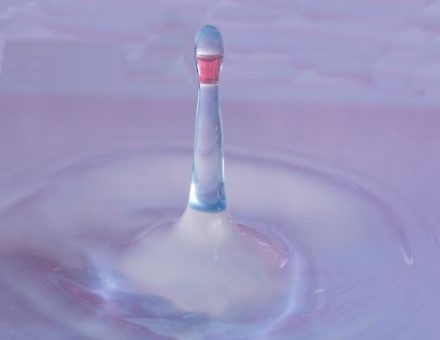 eingefrorener fallender Wassertropfen